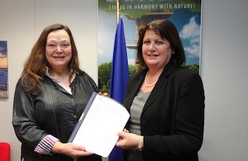 Dr Elizabeth Pollitzer handing the GS1 Manifesto to Commissioner Maire Geoghegan Quinn, Commissioner for Research, Innovation & Science, Directorate General Research, Innovation & Science